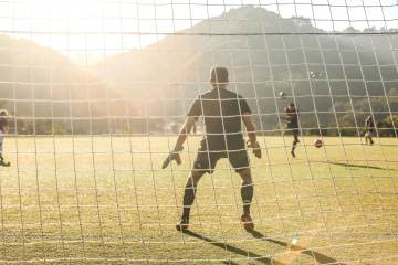 六台：皇马欧冠出局后更衣室气氛低落，队内训练中出现摩擦（配图示意）